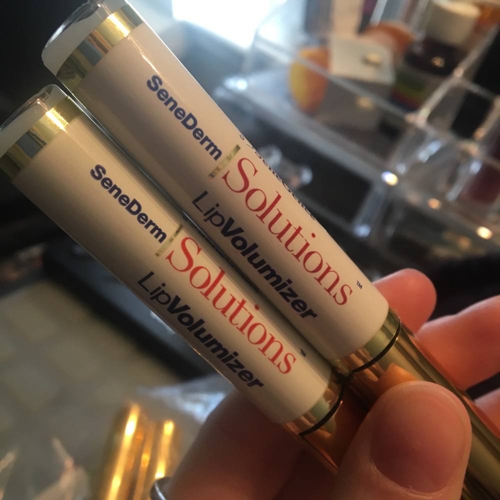 Lip volumizer
